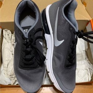 Nike air max sequent size 5Y EUC youth